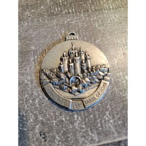 Season greetings 1997 Taste of Home metal ornament Xmas decor